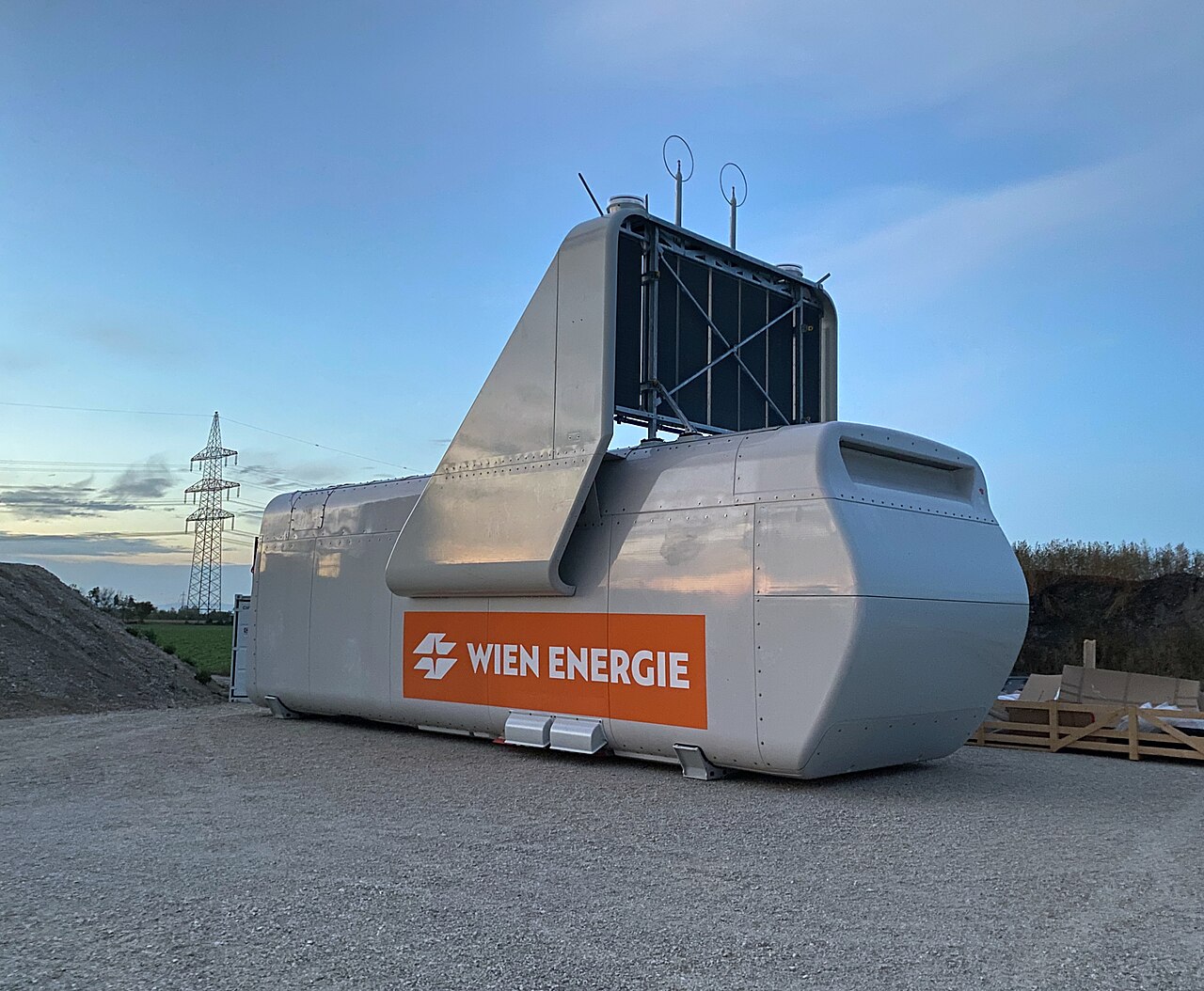 Gondel einer Windkraftanlage im Windpark Trumau aus der Nähe